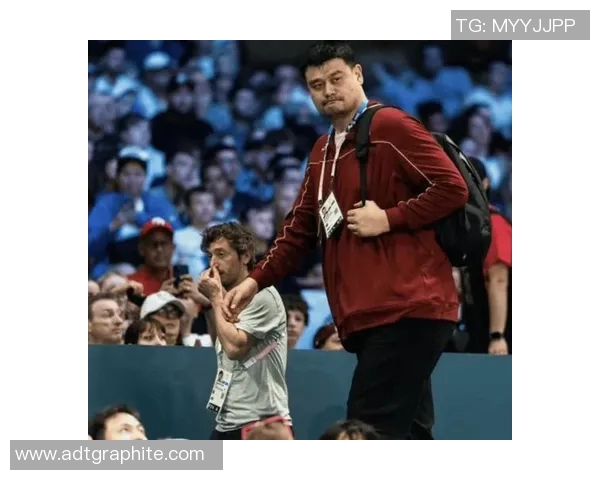 姚明按头背后的故事与启示：从篮球巨星到慈善先锋的心路历程