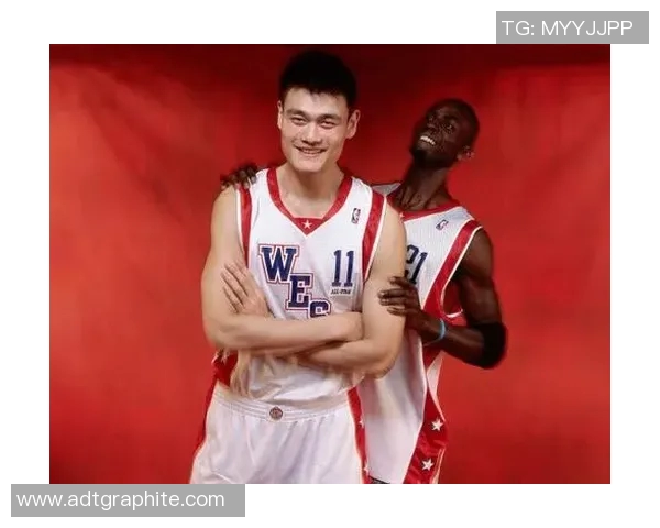 姚明与加内特的巅峰对决:篮球历史上的经典瞬间与传奇故事 姚明与加内特的巅峰对决:篮球历史上的经典瞬间与传奇故事