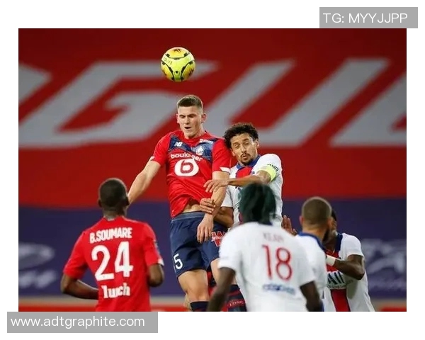 攻防兼备的足球明星如何在赛场上展现全能实力与战术智慧