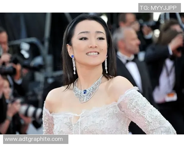 足球明星红毯造型大揭秘时尚与运动的完美结合展现个性魅力与风采