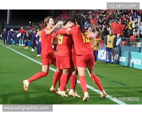 捡钱的美女足球明星如何在绿茵场上实现梦想与财富双丰收 捡钱的美女足球明星如何在绿茵场上实现梦想与财富双丰收