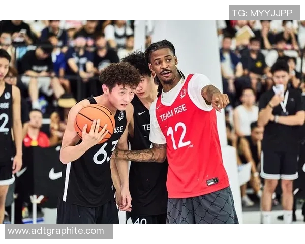 篮球明星敲脑袋瞬间捕捉展现运动员幽默与专注的独特魅力 篮球明星敲脑袋瞬间捕捉展现运动员幽默与专注的独特魅力